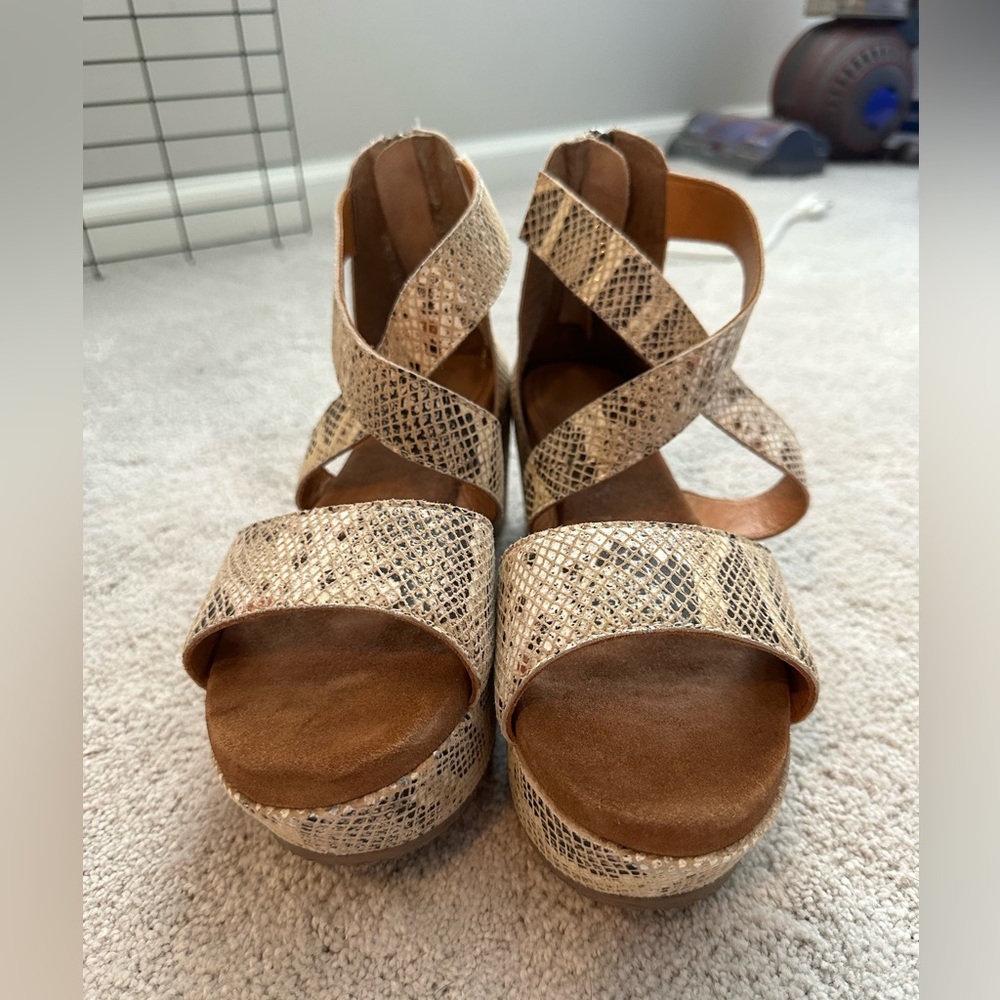 Snake skin wedges size 10